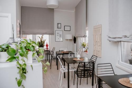 un comedor con mesas y sillas negras en a Casa di Gi' en Margherita di Savoia