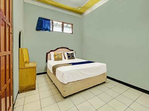 1 dormitorio con 1 cama en una habitación en SPOT ON 91715 Hotel Citra Dewi 1, en Semarang
