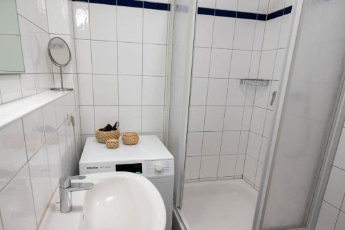 a small bathroom with a toilet and a shower at Ferienwohnung Windlicht in Kühlungsborn