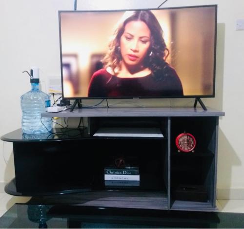 una TV seduta sopra un comò di Joshua’s place: cosy furnished one bedroom apt a Meru