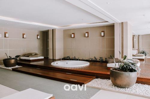 uma grande casa de banho com banheira num quarto em Qavi - Flat com Jacuzzi em Resort Beira Mar Cotovelo #InMare7 em Parnamirim