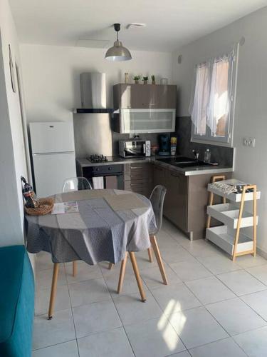 Kuchyň nebo kuchyňský kout v ubytování Appartement 35m2 climatisé a 10 min d’Ajaccio