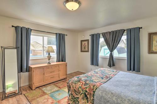 1 dormitorio con cama y ventana en Quaint Ranch Home with Yard in Midtown Anchorage! en Anchorage