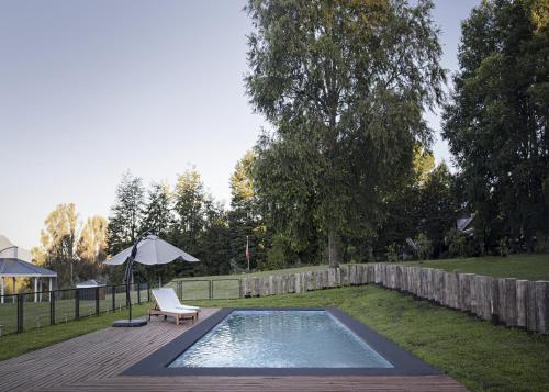 Bazén v ubytování Das Dorf Hotel nebo v jeho okolí