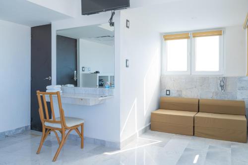 ein Badezimmer mit einem Holzstuhl und einem Waschbecken in der Unterkunft Hawaii Hotel Veracruz in Veracruz