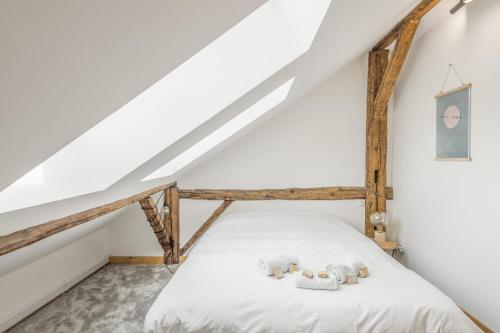 1 dormitorio con 2 ositos de peluche en una cama en Superb three-stories apartment close to the ski lifts - Chamonix - Welkeys, en Chamonix-Mont-Blanc