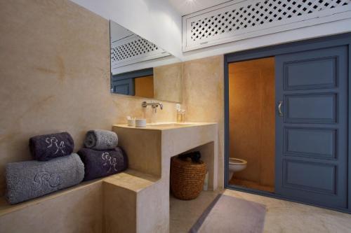 W łazience znajduje się umywalka i lustro. w obiekcie Riad Awa w Marakeszu