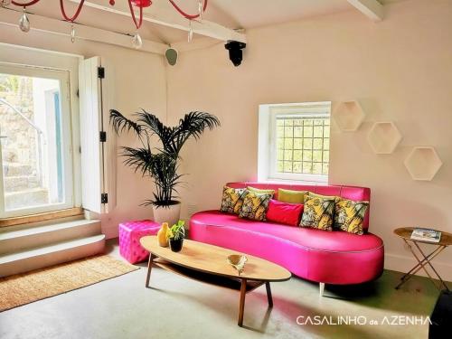 a living room with a pink couch and a table at Casalinho da Azenha - Charm House in Sintra