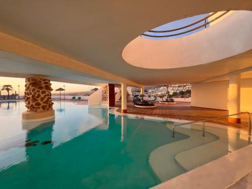 una piscina al centro di un edificio di Apartament Sunrise ad Adeje