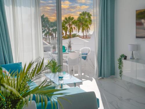 un soggiorno con un divano e un tavolo di Apartament Sunrise ad Adeje