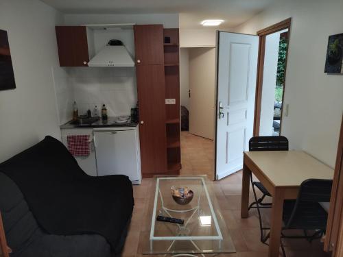 un salon avec un canapé et une table dans l'établissement Deux pièces avec grande terrasse au calme, à Saint-Martin-Vésubie