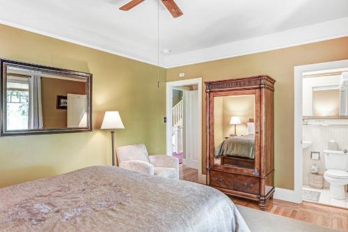 Schlafzimmer mit einem Bett und einem Spiegel in der Unterkunft Chateau De Vie in Calistoga