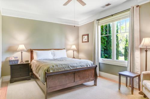 1 dormitorio con cama y ventana en Chateau De Vie en Calistoga