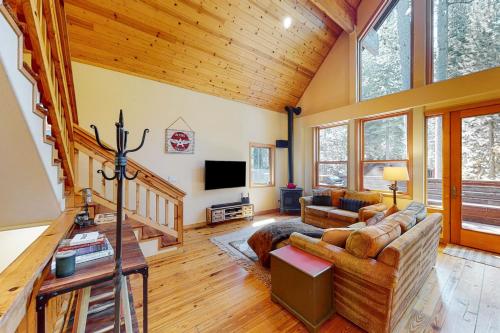 a living room with a couch and a tv at Fawn Haven in Truckee