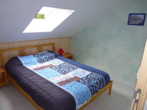Ce lit se trouve dans un dortoir doté d'une fenêtre. dans l'établissement Maison lumineuse et spacieuse avec terrain, à La Bourboule