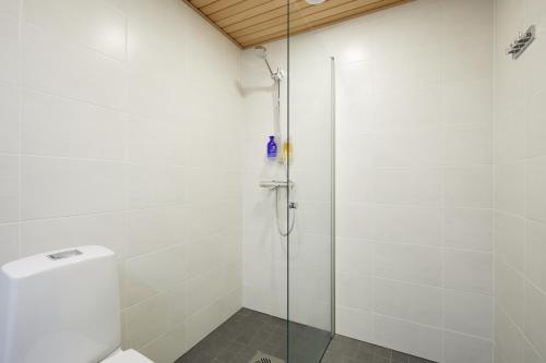 Un baño con ducha de cristal con inodoro. en Keskeisen sijainnin uudiskohde, Seamless check-in, Baby crib, en Turku