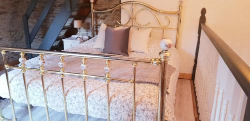 Gambar di galeri bagi Le Vieux Moulin Gites - A charming stone cottage with garden view and seasonal pool di Guégon