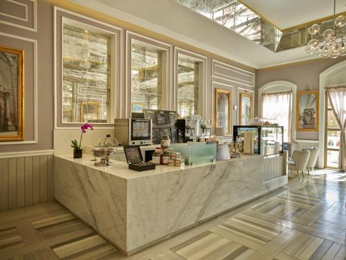 a salon with a marble counter in a room at Fiesta Americana Merida in Mérida