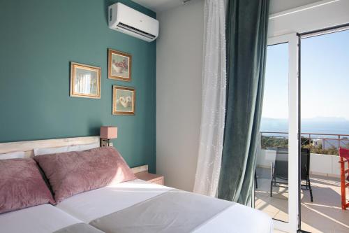 sypialnia z łóżkiem i balkonem w obiekcie Haroupia Home w mieście Atsipopoulo