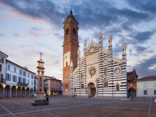 een groot gebouw met een klokkentoren in een stad bij Casa Duomo Monza - amazing cathedral view in Monza