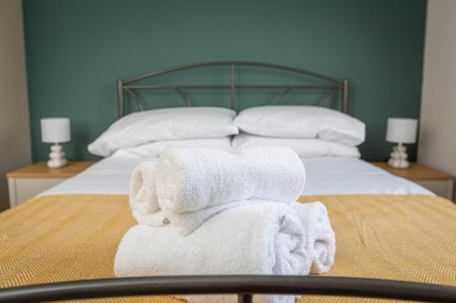 Una cama o camas en una habitación de Charles Alexander Short Stay - Moorway House