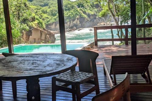 Piscina en o cerca de Shankton Harbour 3 Bedroom 4 Bathroom Beach House w Private BEACH SEA path