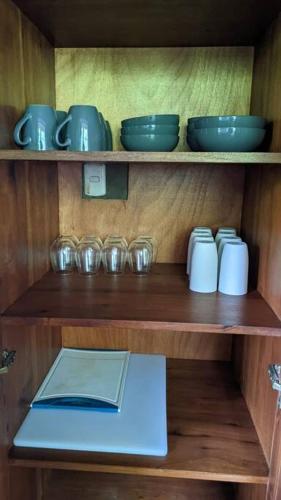 Una cocina o zona de cocina en Shankton Harbour 3 Bedroom 4 Bathroom Beach House w Private BEACH SEA path