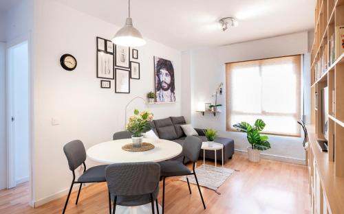- un salon avec une table et des chaises blanches dans l'établissement MARIALUISA_PARK@HOME VFT/SE/03556, à Séville