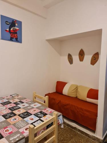Habitación con 2 camas, 1 cama y 1 mesa en Apartamento Mdq Chauvin en Mar del Plata