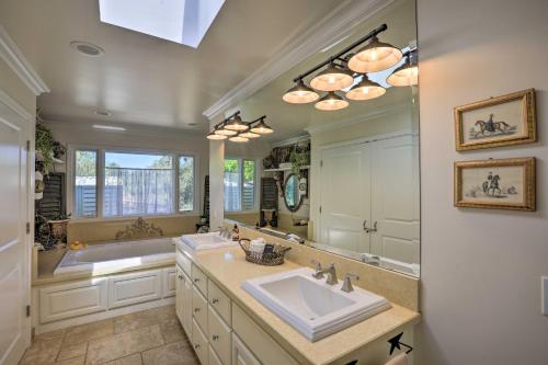 uma casa de banho com 2 lavatórios e um espelho grande em Peaceful Ranch Resort and Vineyard View, Pool Access em Solvang