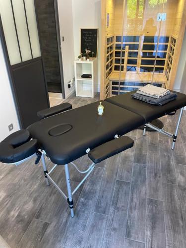 une table avec quatre chaises dans une pièce dans l'établissement T2 rénové, jaccuzi, sauna, sièges massants, jardin, parking, métro, à Toulouse