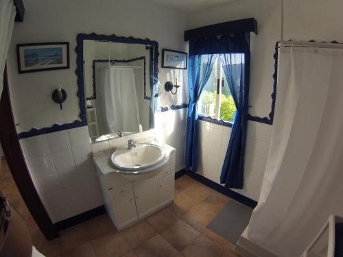 bagno con lavandino e specchio di Agradable adosado familiar a La Laguna