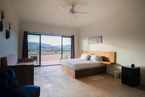 una camera con un letto e una grande finestra di Finca San Sebastian a Valle de Guadalupe