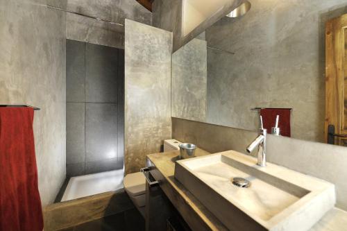 a bathroom with a sink and a toilet and a tub at La Caseta de Queixans con chimenea in Puigcerdà