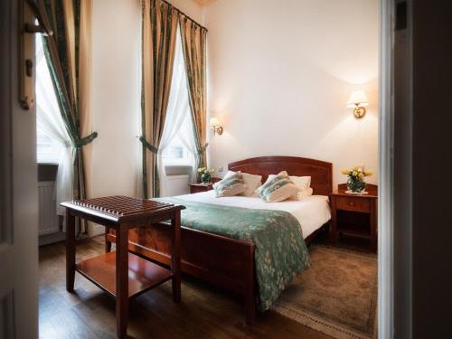 een hotelkamer met een bed en een tafel bij Aparthotel Karmel in Krakau