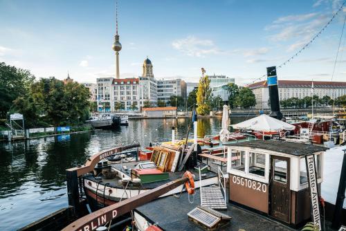 a group of boats docked at a dock in the water at Arbio I Apartmently Studios & Apartments in Berlin