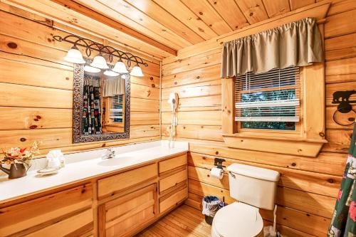 Cabaña de madera con lavabo y aseo en Bear Pleasures, en Gatlinburg