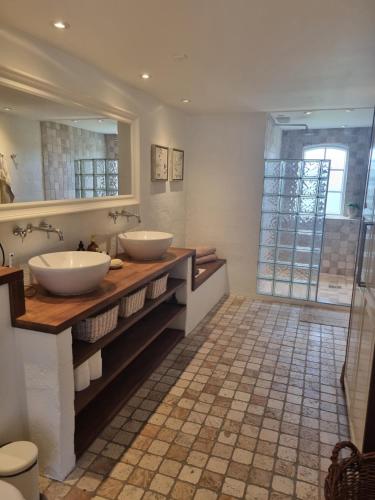 a bathroom with two sinks and a large mirror at Birkelund BnB in Otterup