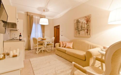 sala de estar con sofá y mesa en Residenza Marchesi Pontenani, en Florencia