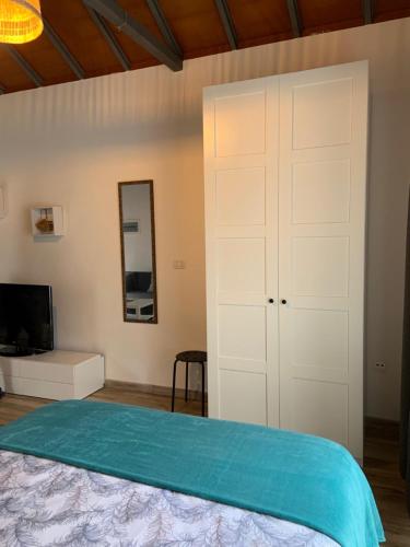 Apartamento MAYATA DELUXE tesisinde bir odada yatak veya yataklar