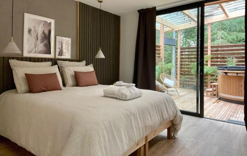 Posteľ alebo postele v izbe v ubytovaní Madame Imagine, Lodges & SPA Epinal