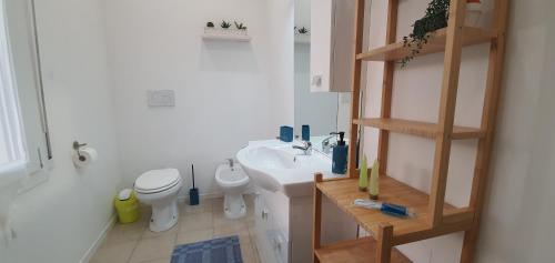 y baño con lavabo blanco y aseo. en Da Nonno Bruno - Luminoso appartamento Relax - Self Check-in, en Pratovecchio
