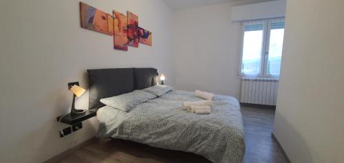 a bedroom with a bed and a lamp in it at Da Nonno Bruno - Luminoso appartamento Relax - Self Check-in in Pratovecchio