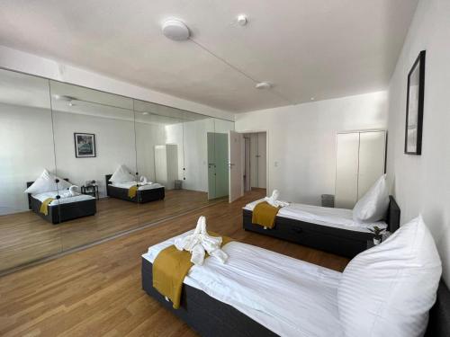 Zimmer mit 2 Betten und einem Spiegel in der Unterkunft Shared Apartment at Heumarkt, City Center in Köln