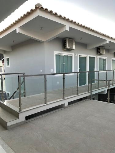 a house with a large balcony with a balcony at Escalada Hospedagens e Eventos in Mucugê