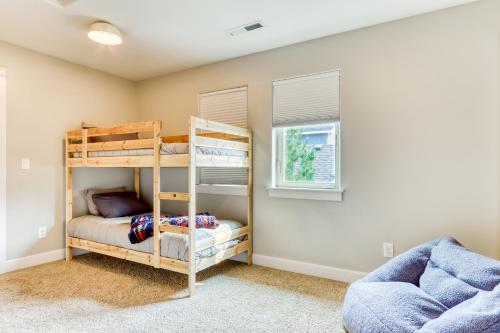 Двухъярусная кровать или двухъярусные кровати в номере Murphy's Resort
