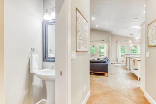 Baño blanco con lavabo y espejo en Murphy's Resort en Bend