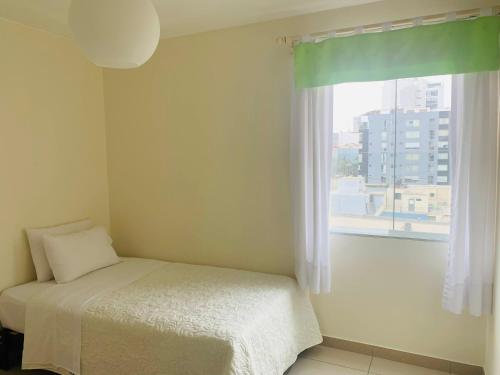 1 dormitorio con cama y ventana en Spacious apartment in Miraflores en Lima