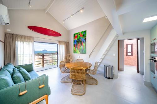 a living room with a blue couch and a table at Øko Villa in Juquei
