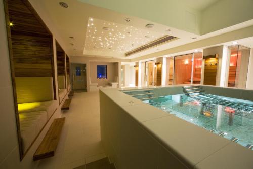 una grande vasca da bagno in una camera con di K West Hotel & Spa a Londra
